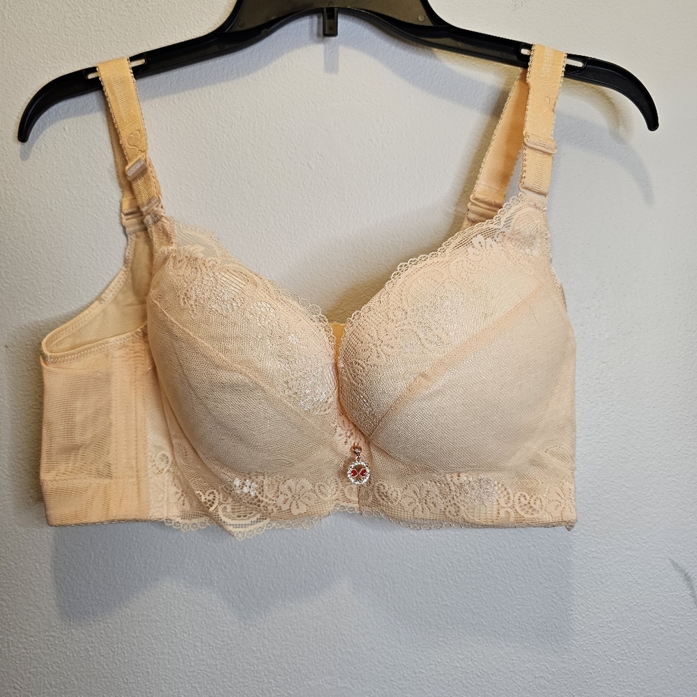NWT Unknown maker peach bra Size 38C